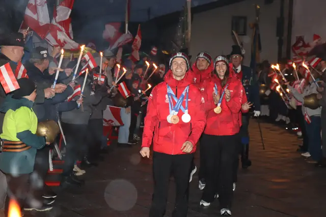 Die Sportler Johannes Lamparter, Janine Flock, Samuel Mair und Jeannine Rosner freuen sich über den großen Empfang am Rathausplatz in Rum. | Foto: Kendlbacher