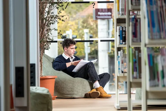 Die Bibliothek lädt zum entspannten Lernen ein.  | Foto: punkt.agency