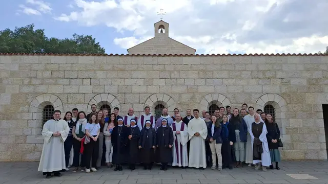 Pilgergruppe von Treffpunkt Benedikt mit den Benediktinern und Benediktinerinnen in Tabgha. | Foto: Treffpunkt Benedikt