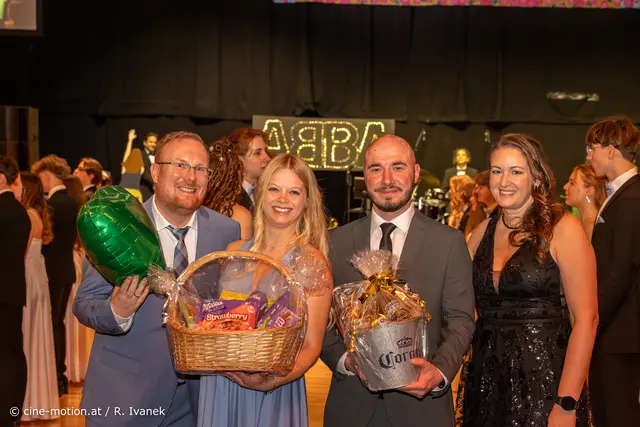 Christoph Thaller und Nicole Riegler übergeben Lisa Osztovics und Marvin Kranz das Dankeschön für Ihre Balleröffnungseinlagen der letzten 10 Jahre. | Foto: cine-motion.at / R. Ivanek