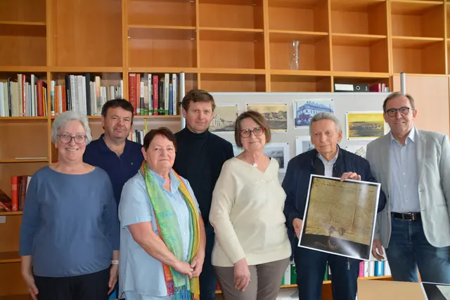 Das Team des Stadtarchivs – Elisabeth Horvath, Susanne Moritz und Hilde Mouradkhanian – betreut die umfangreichen Bestände und bittet die Bevölkerung um Unterstützung bei der Sammlung historischer Materialien. Hier bei der Eröffnung mit Bgm. Johann Heisz, Vizebgm. Nikolaus Dominkovits und Forschendem Josef Kraxner.  | Foto: Rosenberger Victoria
