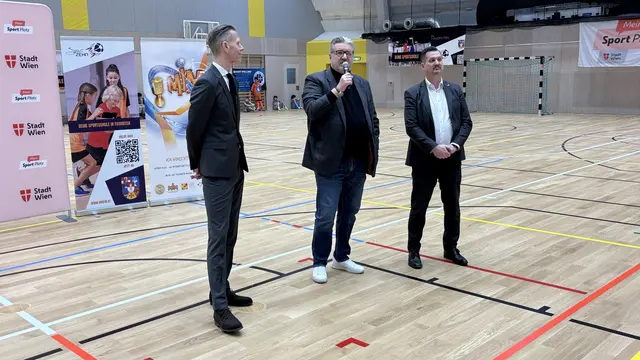 v. l.: Abteilungsleiter der MA 51, Anatol Richter, Sportstadtrat Peter Hacker und Bezirksvorsteher Marcus Franz (beide SPÖ). | Foto: Andreas Pölzl/MeinBezirk