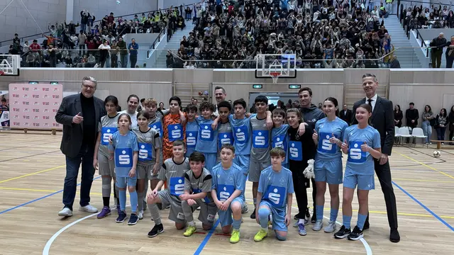 Verschwitzte Gesichter und zufriedene Mienen: die Fußballspielerinnen und -spieler nach einem spannenden Match. | Foto: Andreas Pölzl/MeinBezirk