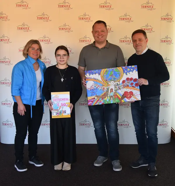 Die Schulleiterin der Mittelschule Ternitz Petra Konrath mit Zoe Menesi und einem sichtlich stolzen Bürgermeister, der eine Kopie des Siegerbildes als Geschenk entgegennehmen durfte. Auch Schulstadtrat Michael Riedl gratulierte der Schülerin. | Foto: Stadtgemeinde Ternitz