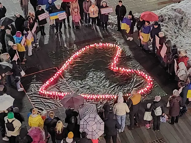 Amnesty International organisierte eine stille Mahnwache zum Ukrainekrieg am Leobener Hauptplatz. | Foto: Amnesty International