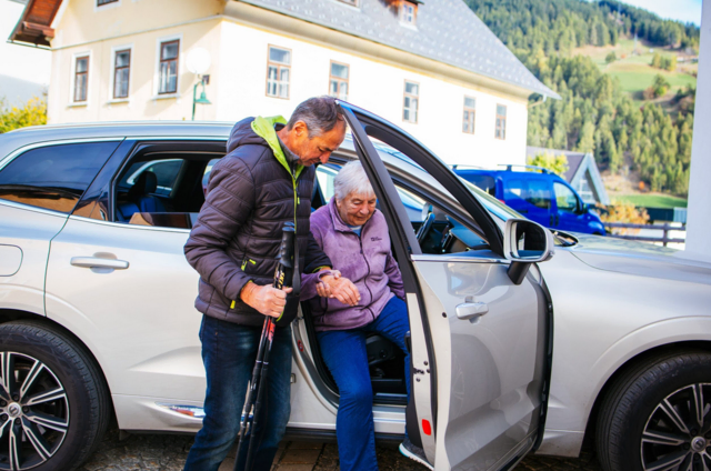 Dorfservice-Mitarbeiter führen Menschen, die es benötigen, zum Einkaufen, zum Arzt, zur Therapie oder auch zu Ihren Freunden. | Foto: Dorfservice