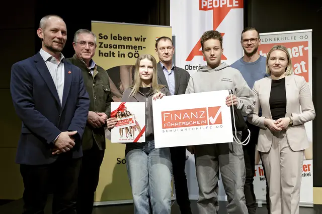 Von links: Johannes Kletzl (Geschäftsführer der Schuldnerhilfe OÖ), Schulqualitätsmanager Manfred Schörghuber, Ernst Stummer (stellvertretender Direktor der Arbeiterkammer OÖ), Landtagsabgeordnete Astrid Zehetmair (rechts, in Vertretung von Landesrat Christian Dörfel), sowie Schüler der Polytechnischen Schule Münzkirchen mit ihrer Lehrkraft Daniel Tomandl

 | Foto: Land OÖ/Kauder Daniel