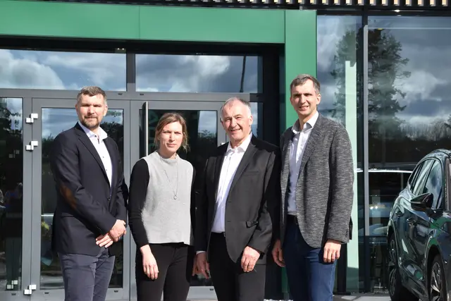 Manfred Berger, Andrea Gmasz, Manfred Berger und Bernhard Berger vor dem Skoda Green Dealer-Gebäude. | Foto: Mirjam Preineder