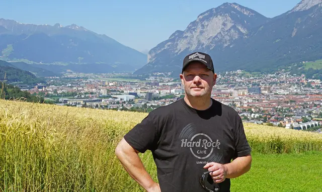 Gelernter Kaufmann und Werbegestalter und inzwischen Innsbrucks inoffizieller Stadtchronist Rolf Parzer. | Foto: Rolf Parzer