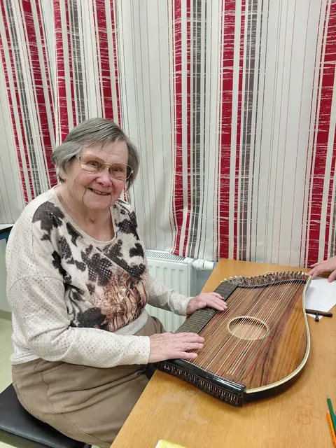 Helene Widder ist 96 Jahre alt und spielt mit Begeisterung Zither; sie besucht regelmäßig die Musikschule in Mariazell. | Foto: Haider