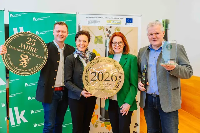Räumten voll ab: die Kürbiskernöl-Superstars 2026 Erich Lienhart (r.) sowie Michael Konrad (l.) mit LK-Vizepräsidentin Maria Pein und Landesrätin Simone Schmiedtbauer  | Foto: LK Steiermark/Fuchs