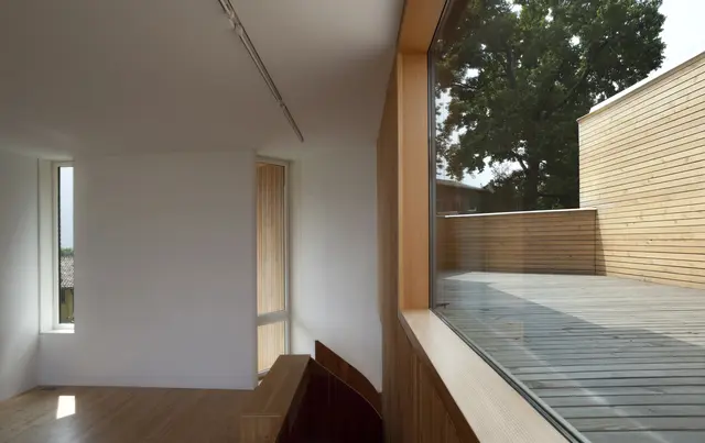 Für Passivhaus- oder Niedrigenergiehäuser werden heute oft Holz‑ oder Kunststoff-Alu-Systeme bevorzugt. | Foto: Zweiger/Smarterpix 