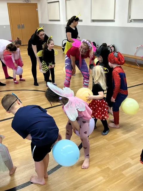 In lustigen Kostümen machten die Kinder die Turnhalle unsicher. | Foto: Gesunde Gemeinde Wies