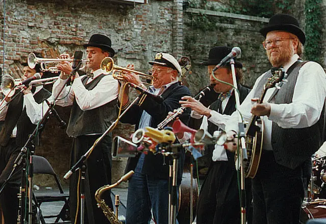 Ritterschlag auf der Bühne: Oscar Klein (Mitte) gemeinsam mit den Old Stoarieglern. Der internationale Trompetenstar und die Oststeirer harmonierten von der ersten Note an | Foto: VOSD