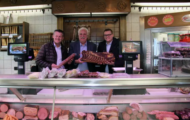 Bürgermeister Christian Scheider, Fleischermeister Raimund Plautz und Wirtschaftsreferent Stadtrat Julian Geier präsentieren die Produktvielfalt des Familienbetriebes. | Foto: StadtKommunikation/Spatzek