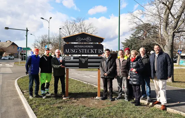 Beim neuen „Rauschbaum“ in der Grenzgasse: Wirtschaftshofleiter Peter Fröhlich, Wirtschaftshof-Mitarbeiter Philipp Kreutzer, die Winzer Marcel Randa sowie Benjamin und Karl Wastl, Wirtschaftsgemeinderätin Marlene Zeidler-Beck, Vizebürgermeisterin Michaela Haidvogel, Gemeinderat Peter Schinner und Gemeinderat Markus Waldner (von links). | Foto: Marktgemeinde Maria Enzersdorf