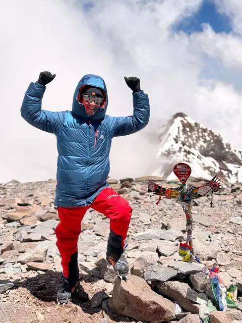 Helmut Steigersdorfer mit Gipfelkreuz (6961 m) | Foto: Lunge Aktiv/Pablo Betancourt
