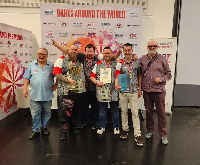 Die frisch gebackenen Staatsmeister im Elektronik Dart Mannschafts-B-Level-Bewerb (von links): Spielgruppenleiter Thomas Schröter, Teamkapitän Hans-Jürgen Büchler, Samir Menzilovic, Jürgen Hausberger und Stefan Pesendorfer mit ÖCSV-Präsident Alfred Söls (re.). | Foto: DC Schärding