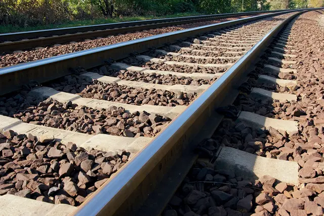 Entlang der Mühlkreisbahnstrecke sind Instandhaltungsarbeiten notwendig. Nachtarbeit wurde gefordert, um den Pendlerverkehr weniger einzuschränken. | Foto: Gudella/PantherMedia