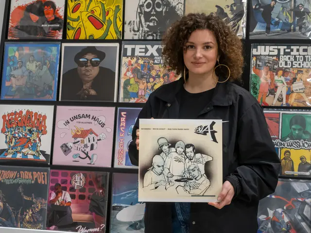 Kunstvermittlerin und DJ Michaela Priewasser (aka Elasoul) hat die "Vinyl Selection" im Mural Harbor kuratiert. | Foto: Florian „Konflozius“ Holter