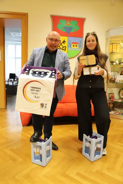 Bezirksvorsteher Peter Jagsch und Bezirksrätin Christina Steckbauer (beide SPÖ) präsentieren das neue Konzept.  | Foto: Stefan Zwickl