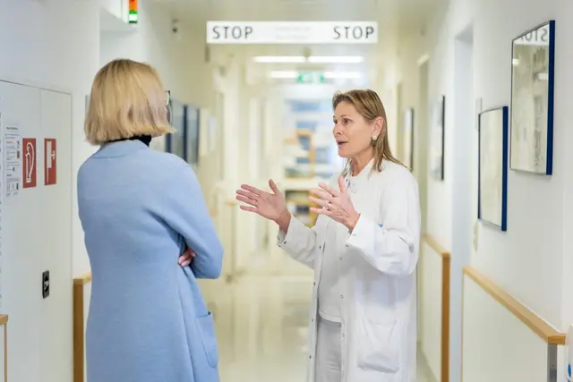 Gesundheitslandesrätin Christine Haberlander (l.) besuchte verschiedene Abteilungen. | Foto: OÖG