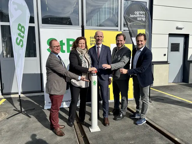 Feierliche Eröffnung in Werndorf: Ronald Kiss (Direktor Steiermärkische Landesbahnen), Verkehrslandesrätin Claudia Holzer, Wirtschaftslandesrat Willibald Ehrenhöfer, Reinhard Hinrichs (Geschäftsführer Güterterminal Werndorf Projekt GmbH) und Heimo Kniechtl (Geschäftsführer Güterterminal Werndorf Projekt GmbH) (v.l.) | Foto: MeinBezirk/Alois Lipp