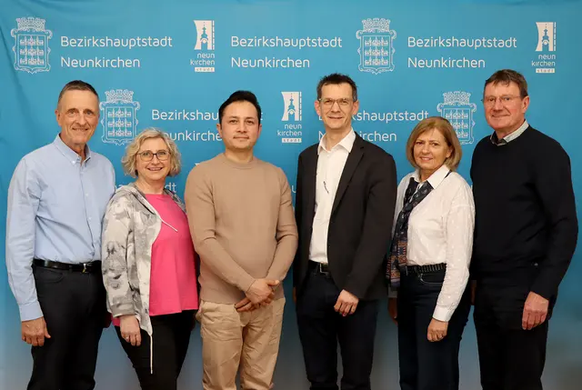 Vizebürgermeister a.D. Martin Fasan, Maria Benda-Fürtinger, Mohamad Yar Gholami, Bürgermeister Peter Teix, Erika und Gerhard Grundtner.
  | Foto: Stadtgemeinde Neunkirchen