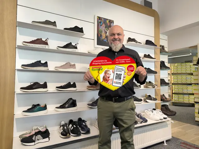 Dietmar Peinsipp, Obmann der Einkaufsstadt Hartberg, lädt herzlich ein: Kaufen Sie in Hartberg ein und gewinnen Sie Shopping-Gutscheine.  | Foto: KK