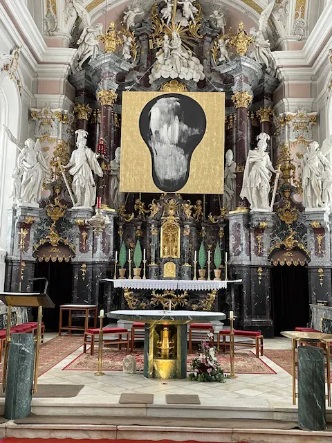 Das Fastentuch "IKONE" von Dieter Fuchs ist in der Wallfahrtskirche Götzens zu sehen. | Foto: PGR Götzens/Zogg