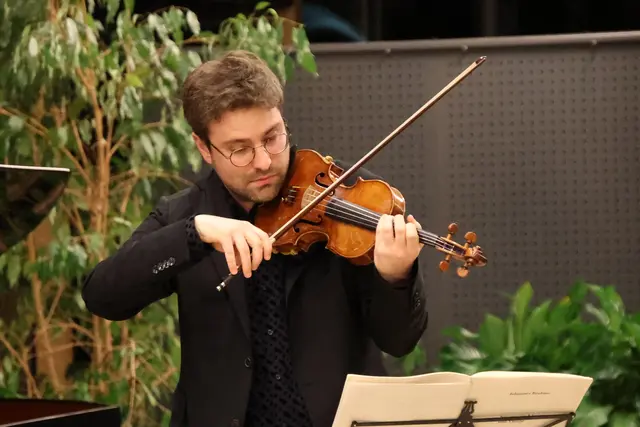 Geiger Benjamin Herzl stimmte sich auch auf sein Konzert in Rumänien ein.
