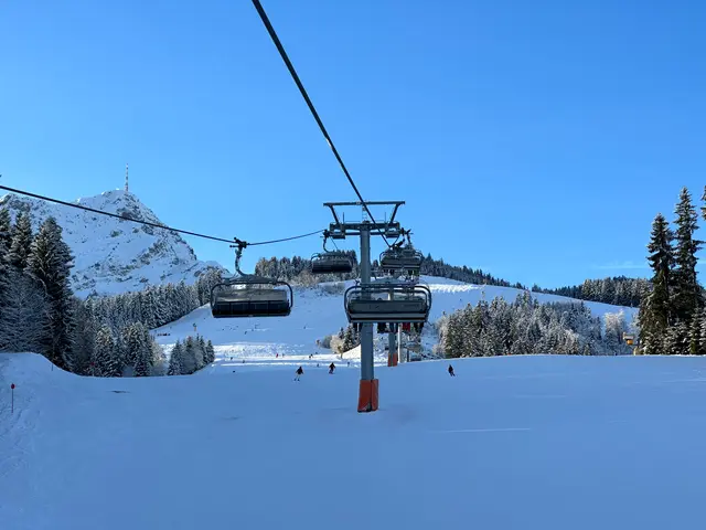 In der Bergstation eines Sessellifts in der SkiWelt Wilder Kaiser – Brixental kam es am 25. Februar 2026 zu einem Arbeitsunfall. Ein 43-jähriger Mitarbeiter wurde dabei an der rechten Hand verletzt und medizinisch versorgt. | Foto: ZOOM.TIROL/SYMBOLBILD