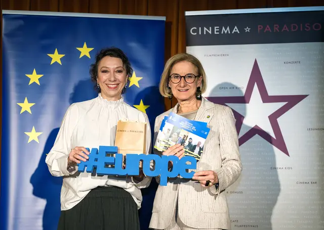 Ursula Strauss mit Landeshauptfrau Johanna Mikl-Leitner bei der Präsentation der LUX-Filmtage im Cinema Paradiso St. Pölten. | Foto: NLK Pfeffer