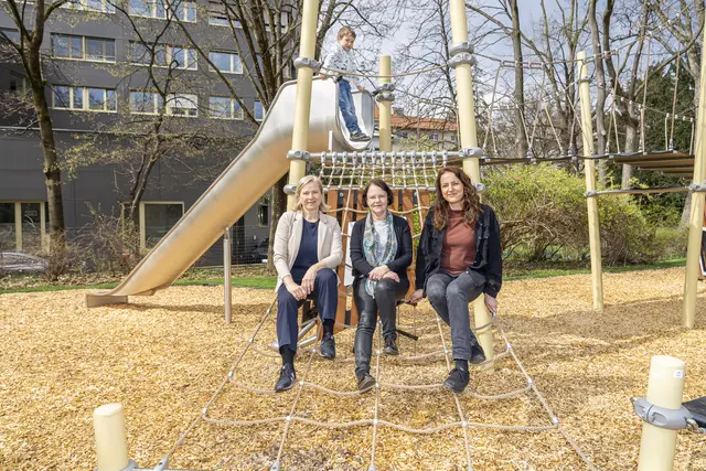 Neues im Metahofpark: Vizebürgermeisterin Judith Schwentner mit Christine Radl und Katrin Köppel von der Grünraum-Abteilung beim bereits errichteten inklusiven Spielgerät im Metahofpark  | Foto: Stadt Graz/Foto Fischer