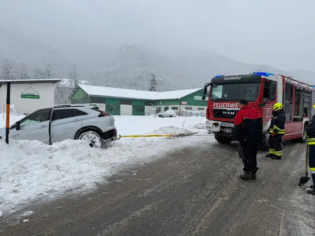 Das Auto wurde mittels Seilwinde zurück auf die Straße gebracht. | Foto: FF Kernhof