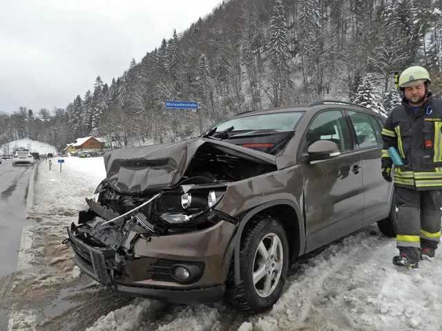 Die FF Türnitz stellte die Unfallfahrzeuge sicher ab und reinigte die Fahrbahn. | Foto: SB Heinz Falkensteiner (Doku Türnitz), FF Türnitz