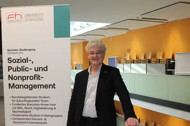 Fachhochschul-Professor Thomas Prinz forscht zum Thema "Digitales Seniorenheim" und leitet einen neuen Bachelor-Studiengang. | Foto: MeinBezirk/Gernot Fohler