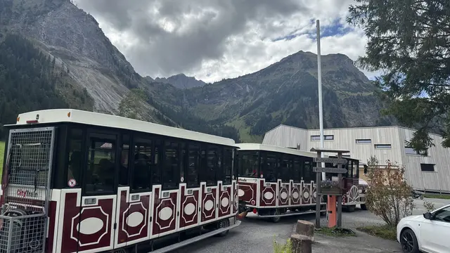 Der Bummelzug ist ein beliebtes Transportmittel für jene, die zum Vilsalpsee wollen. Wer hier angekommen war und rund um den See wandern wollte, wurde enttäuscht, der Weg ist seit langer Zeit gesperrt. Das ändert sich heuer wieder. | Foto: MeinBezirk/Günther Reichel