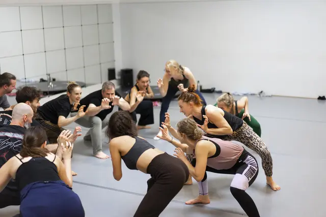 Die Bezeichnung beat steht für: b(is) e(ndlich) a(lle) t(anzen). Das Bewegungsstudio beat1060 sieht sich als lebendiger Ort, an dem Tanz, Bewegung und Gemeinschaft sich entfalten können. | Foto: Aaron Josi Sternbauer