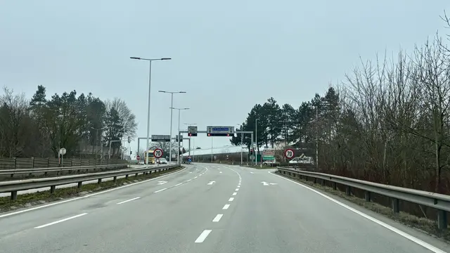 Die Ampelanlage auf der Traunufer-Landesstraße in Thalheim soll nun erneuert werden: Es kommt zu Sperren. | Foto: MeinBezirk
