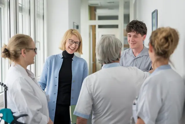 Gesundheitslandesrätin Christine Haberlander (2.v.l)bekam einen Einblick in den Arbeitsalltag der Mitarbeiter. | Foto: OÖG