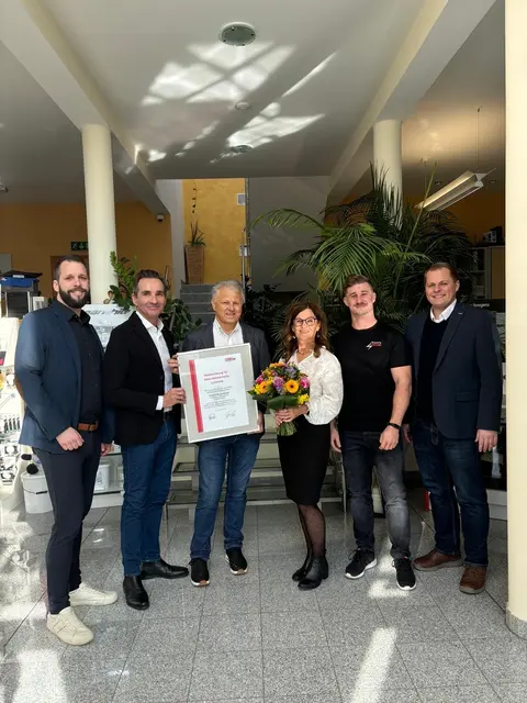 Vertreter der Wirtschaftskammer Südsteiermark überbrachten der Familie Sturm zum Firmenjubiläum die besten Glückwünsche und überreichten eine Urkunde. | Foto: WKO Südsteiermark