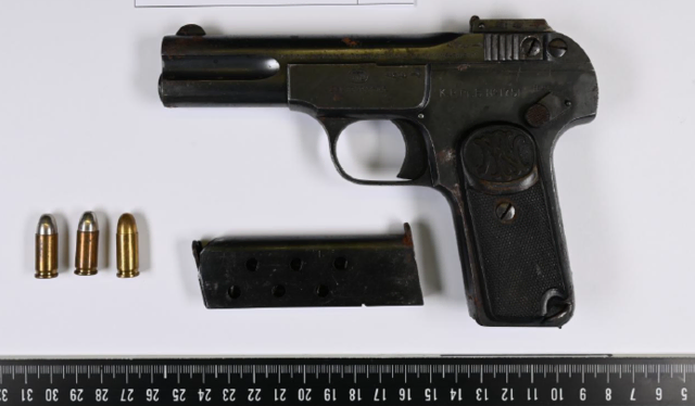 Mit dieser Pistole schoss der Kosovare dreimal in Richtung der Polizisten. | Foto: LKA NÖ