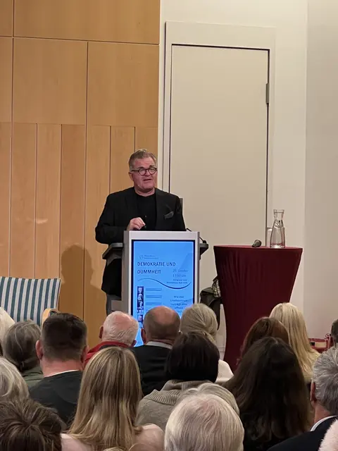 Schauspieler Cornelius Obonya liest passende Texte zum Thema Irrationalismus und diskutiert unter anderem mit Philosoph Konrad Paul Liessmann die Frage, warum Wissenschaft wieder verteidigt werden muss. | Foto: Hannes Heide