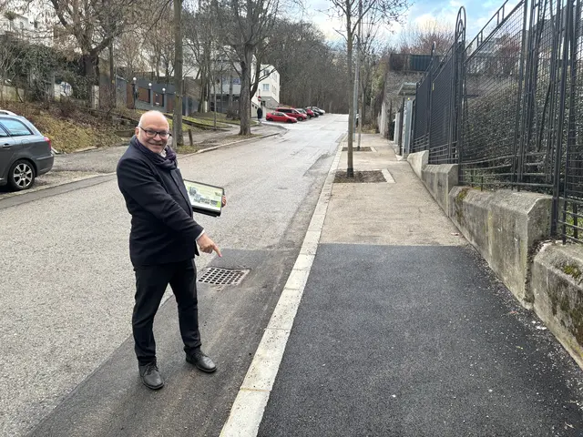 Simon Ziegler (Grüne) gibt gegenüber MeinBezirk zu verstehen, dass er die Baumentfernung für sinnlos halte.  | Foto: Ipirotis/MeinBezirk