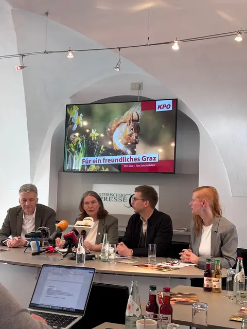Luden zur Zwischenbilanz: Manfred Eber, Elke Kahr, Robert Krotzer und Daniela Gamsjäger-Katzensteiner (v. l.) von der KPÖ Graz | Foto: MeinBezirk/Maros-Goller