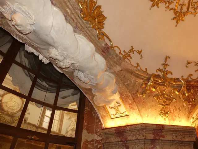 Weiß lächeln die Engelchen-Reliefs, gold glänzen die Schnörkel in der Kaiserloge. | Foto: Nathanael Peterlini/MeinBezirk