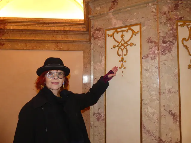 Restauratorin und Bildhauerin Manuela Fritz hat MeinBezirk durch die herausgeputzte Kaiserloge geführt – und erzählt, in welch schlechtem Zustand sie davor war. | Foto: Nathanael Peterlini/MeinBezirk