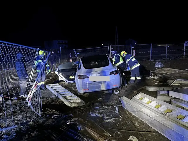 Der Autofahrer krachte in die Baustelle, die aktuell zwischen Langenwang und Krieglach eingerichtet ist. Hier wird aktuell an einem Hochwasserschutz gearbeitet.  | Foto: FF Langenwang