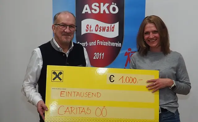 Symbolische Scheckübergabe: Gerhard Müller, Karin Mittendorfer. | Foto: Sigi Preßlmayr
